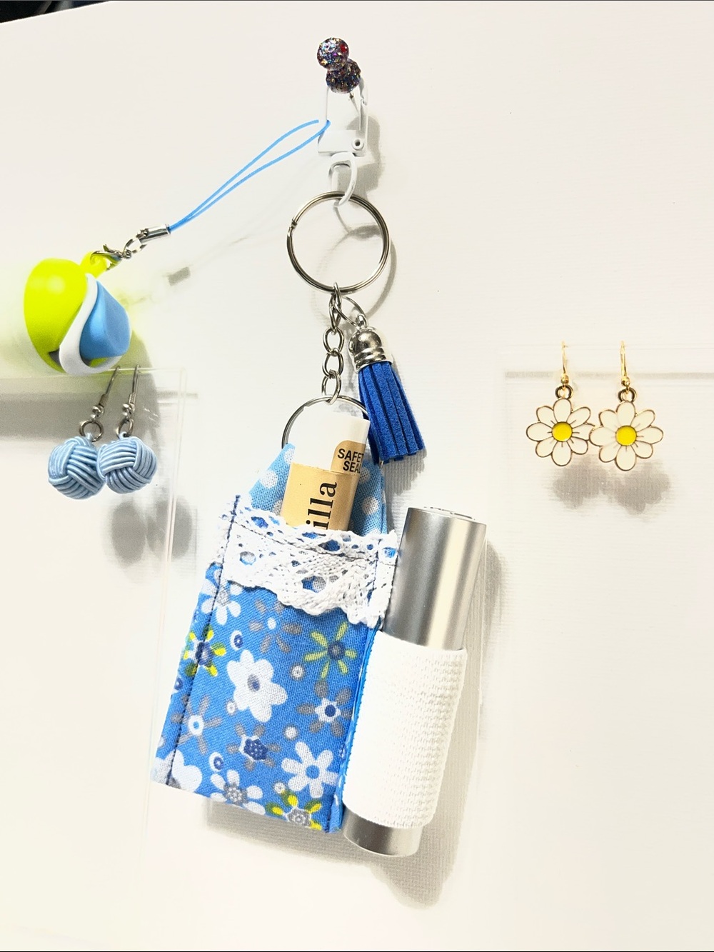 Blue Floral Country Cottage Double Lip Essential Holder Keychain 2 pr Earrings